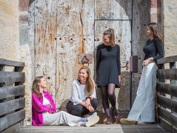 BURGEN LIVE: HINTNER SISTERS