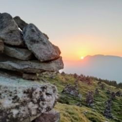 Escursione all'alba sugli omini di pietra “Stoanernen Mandln