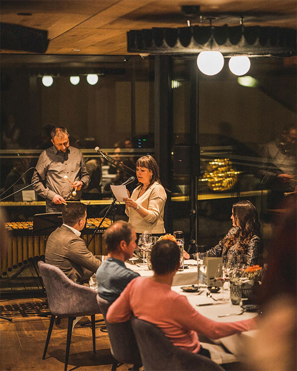 N poetry slam ladin. Na ciaculeda cun Irene Moroder per scuvierjer chësc mond