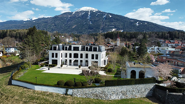 Hochmut kommt vor dem Fall. Theaterstück skizziert den Werdegang des Selfmade-Milliardärs René Benko