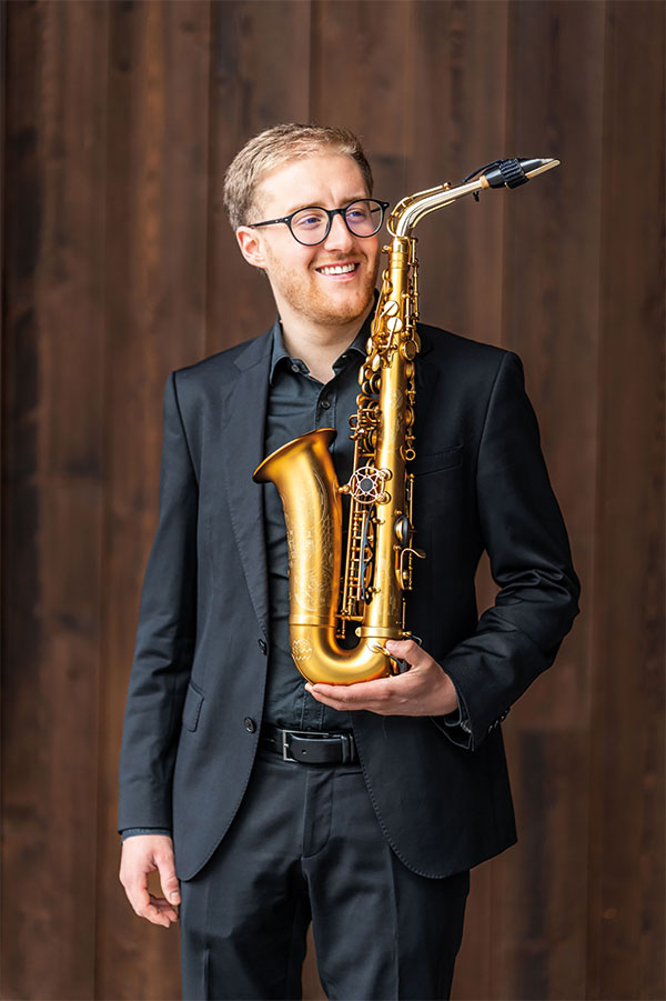 L mond do la bachëta. L dirighënt jëunn de Sëlva Alex Designori nes conta de si pascion